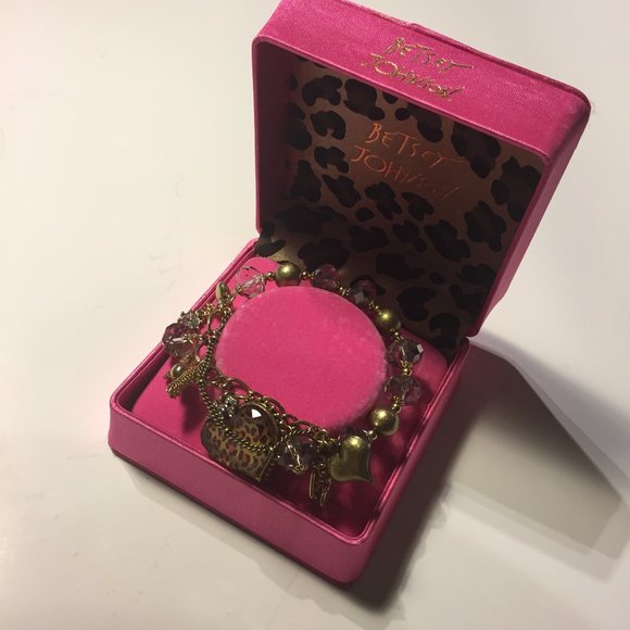 💖🐆💖BETSEY JOHNSON Charm Bracelet B0407-B01🐆💖 - Picture 1 of 7